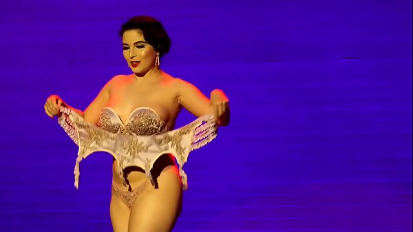 Download Video - Petit Ch&eacute;ri - Burlesque Festival