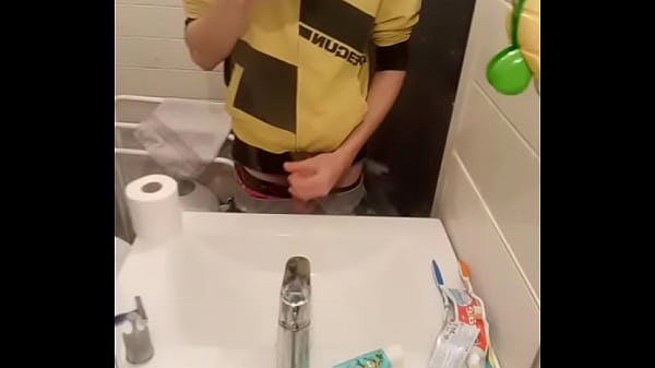 Mon homme se branle et gicle