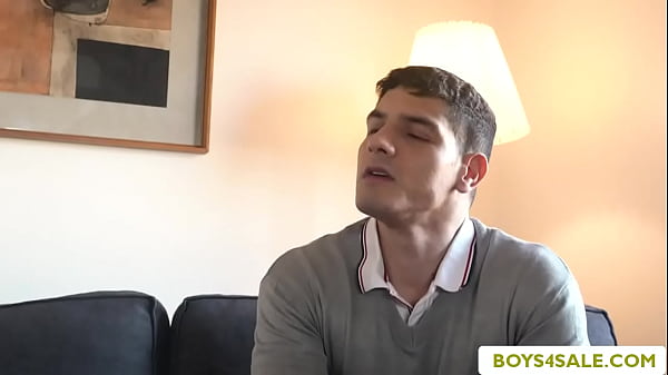 Reiche Adrii Durchbohrt Ein Loch In Den Engen Arsch Von Bastian