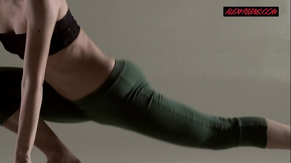 Razdery Noga in tight yoga pants