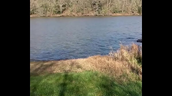 Exhib et branlette au bord d'un lac