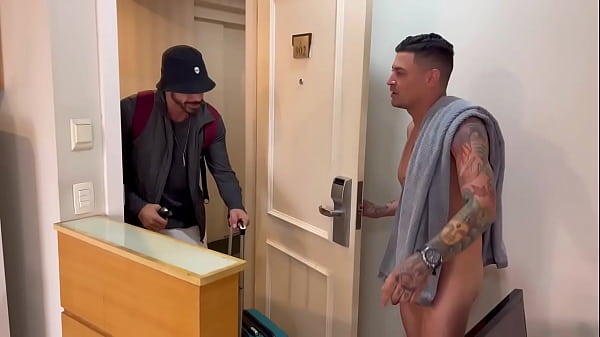 Vizinho tarado bateu na porta errada e acaba ga...