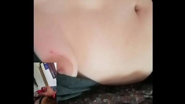 Fehér arab lány mutatja a nagy cicijét