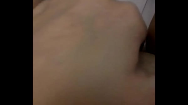 Brincando sozinha em casa