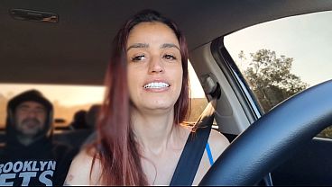 A prostitute from an app catches a perverted passenger masturbating from behind, helps him masturbate, and has sex with him in the back seat!