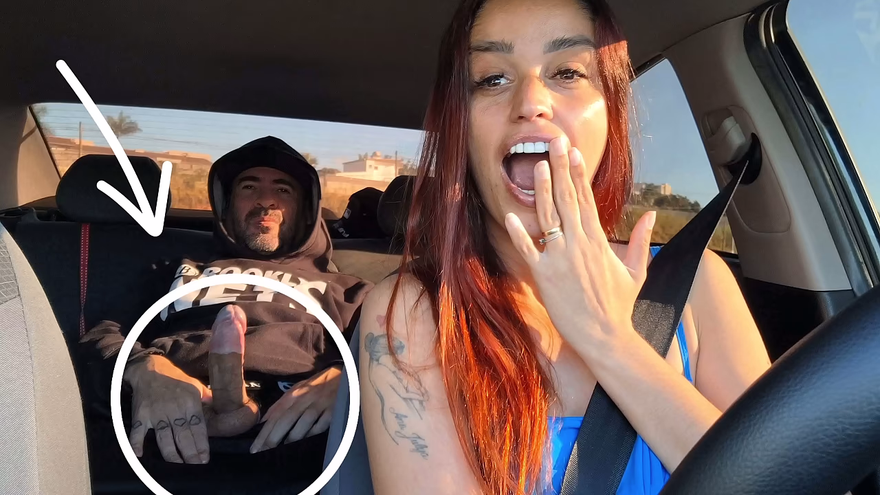 Safada de APP pega passageiro pervertido se masturbando por tr&aacute_s e o ajuda a se masturbar e fode com ele no banco de tr&aacute_s!