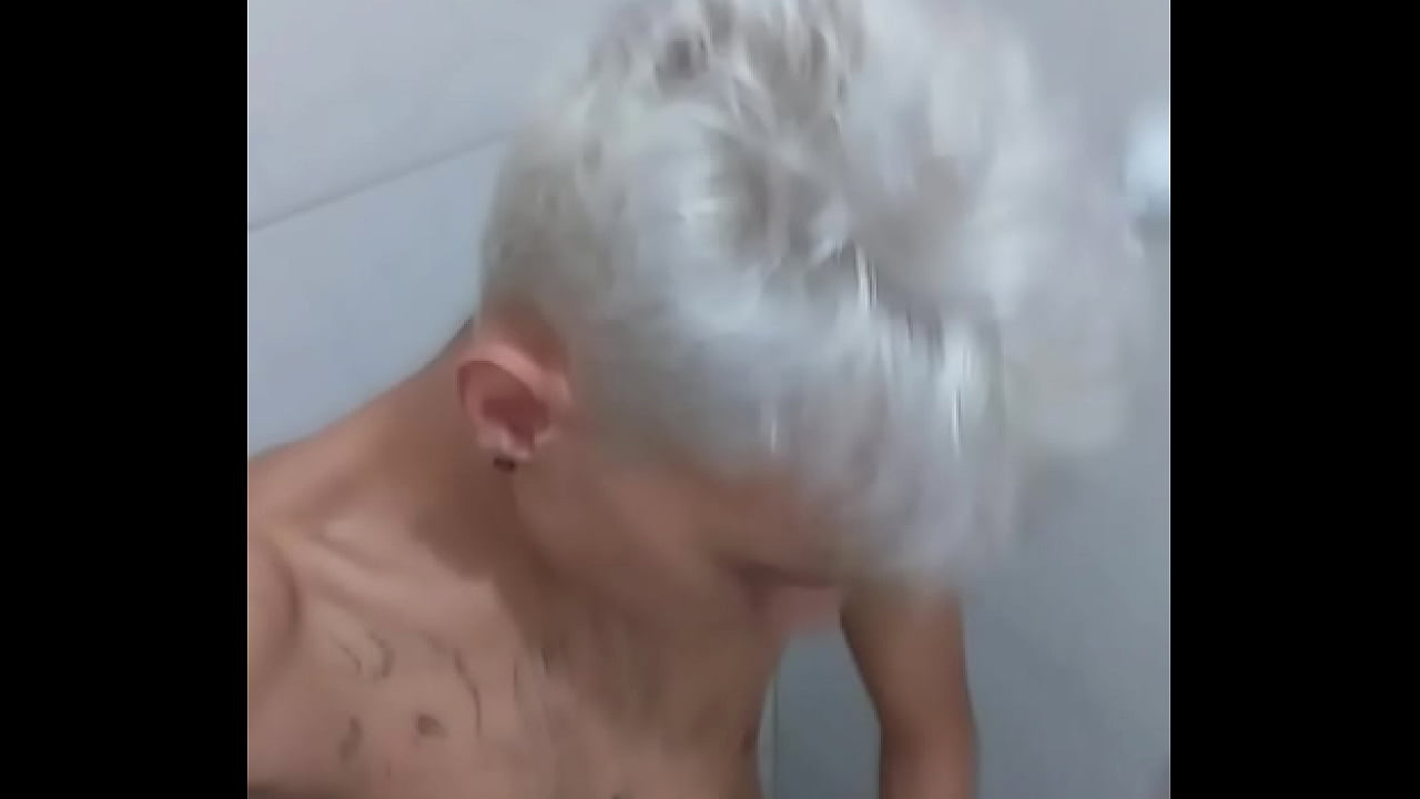 Un hombre blanco que tenía sexo solo casi fue atrapado
                    muchos negros