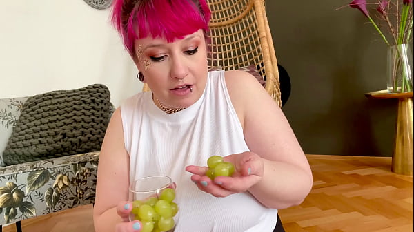 Proxy Paige Love Grapes!