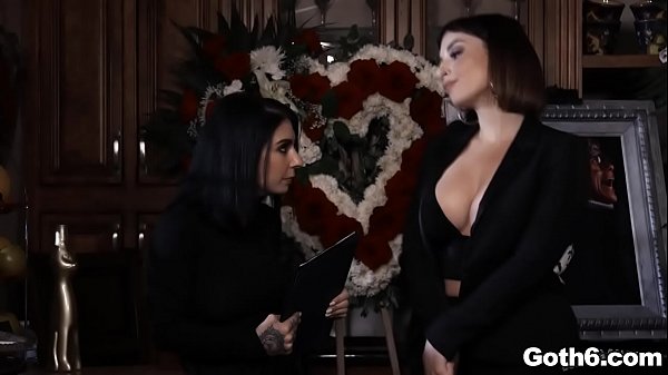 Ivy Lebelle, La Fille Aux Gros Seins Adore Se Faire Baiser Dans La Chatte Et Le Cul Serrés Jusqu’à Ce Qu’elle Finisse Avec Une Charge De Sperme Sur Ses Gros Seins.