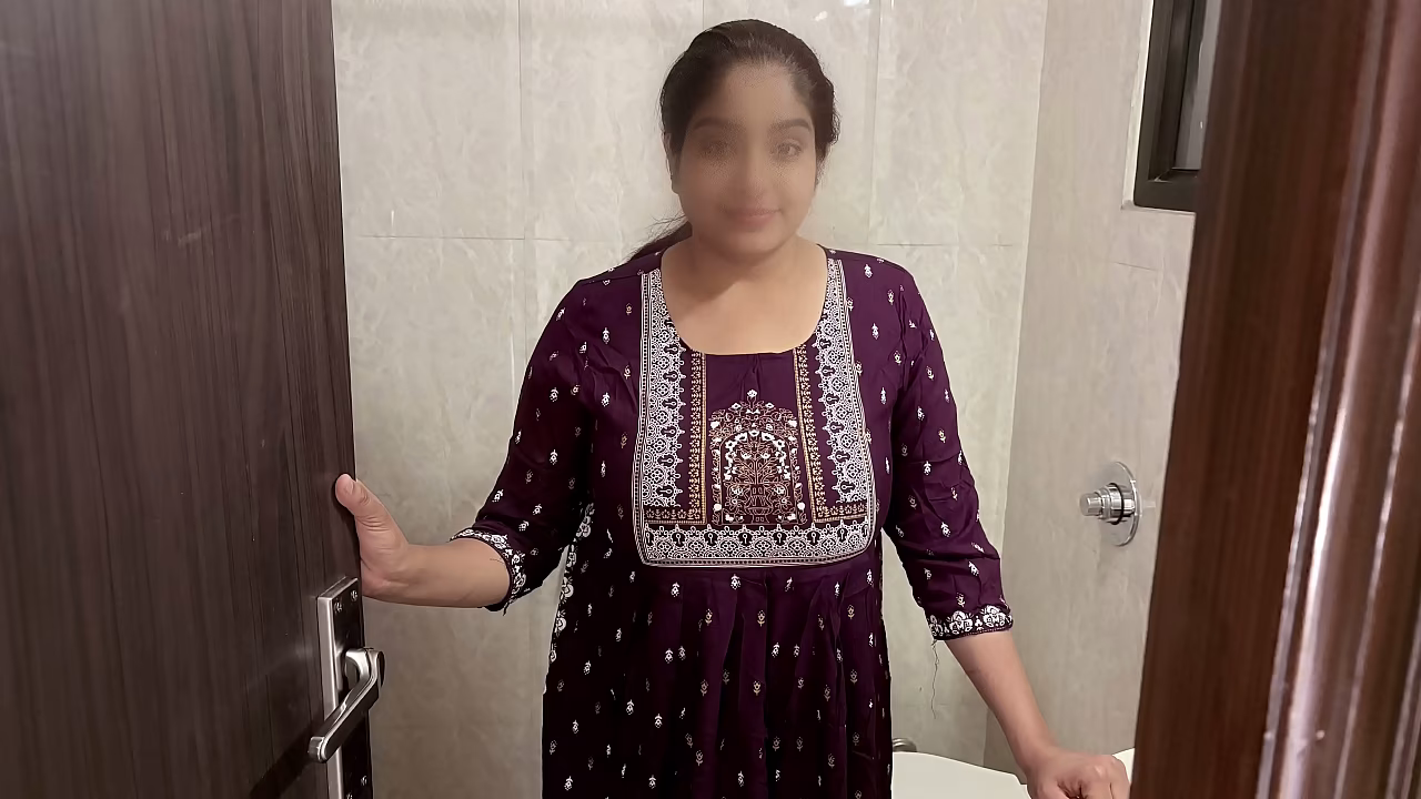 जीजा-जी आरुषि को मूतते देखते पकडे गये फिर आरुषि ने अपना सब कुछ उन्हें दिखा दिया