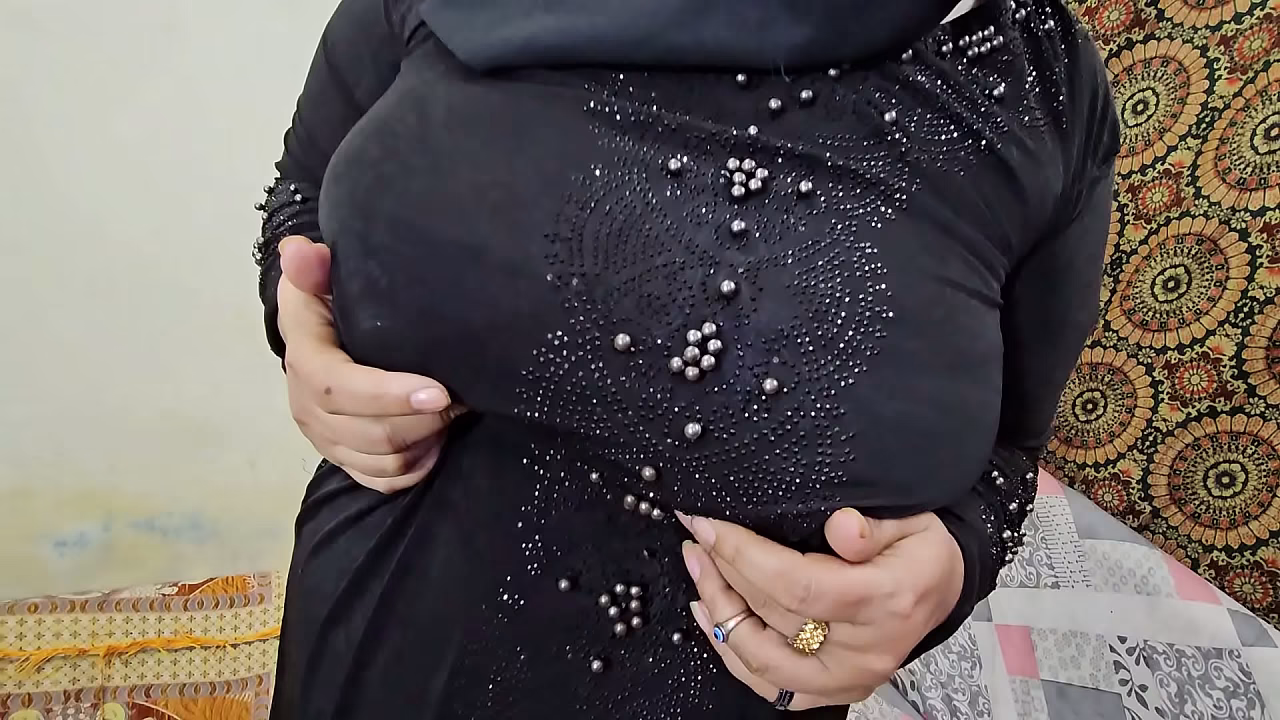 Man from U.S convinced a Muslim woman to show hairy armpit in exchange for dollars