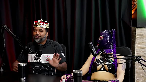 He always heard about sadomasochism, had his first experience with podolatry, told how they met, and the relationship works... - Madame Agatha and Jeff Negão (King of Interviews)