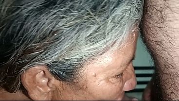 Que madura se&ntilde;ora aventajada que le gusta culear y bien que se la mete con ganas y lo hace sentir bien cuando ella siente el orgasmo con placer