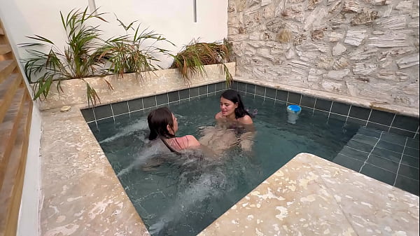 Download Video - Dos lesbianas calientes se masturban en una piscina p&uacute;blica&comma; con miedo a  que las descubran&period;