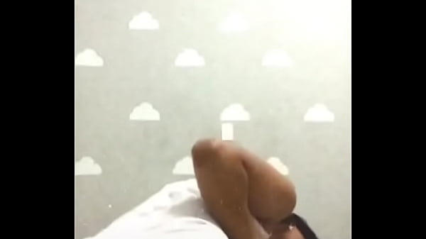 Novinha rebolando de shortinho(alguém sabe o nome dela?)