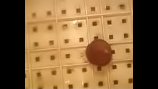 Verga sale un rato de su hueco para masturbarse