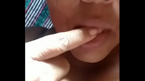 Minha tia lambendo o dedo