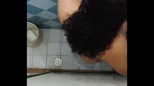 Download Video - Met&iacute; mi celular al ba&ntilde;o de mi cu&ntilde;ada y la grab&eacute; sin que se diera cuenta