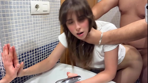 Lexxapannda - Creampie en mi coño con pelos , mi padrastro me rellena de semen en el baño cuando sus amigos estan en el salón