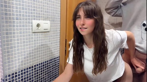Download Video - Creampie en mi co&ntilde;o con pelos &comma; mi padrastro me rellena de semen en el ba&ntilde;o cuando sus amigos estan en el sal&oacute;n
