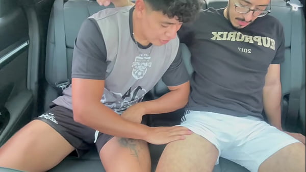 Download Video - Despu&eacute;s del partido mi amigo se puso caliente y me toc&oacute; darle placer a su pene hasta sentir su leche dentro de mi