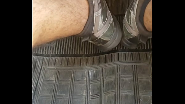 Dirigindo de botas chulezentas