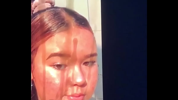 Une Asiatique Mignonne À Peine Légale Reçoit Un Hommage Au Sperme Du Visage