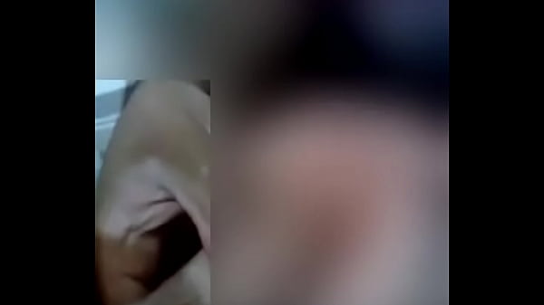 Comendo gelatina na colher de pau