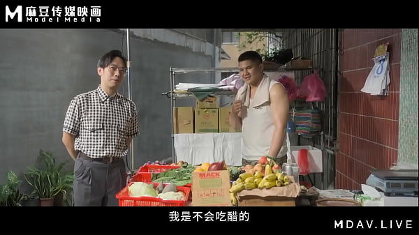 ModelMedia Asia - Newlywed wife cheats on her husband in the toilet with the gruff owner of a vegetable stall