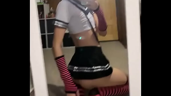 Femboy ense&ntilde;ando el culo con tanguita