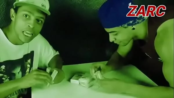 Alek fudendo o cigarro