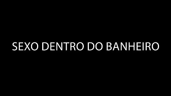 Ninfetinha mostra sua sensualidade tomando banho.