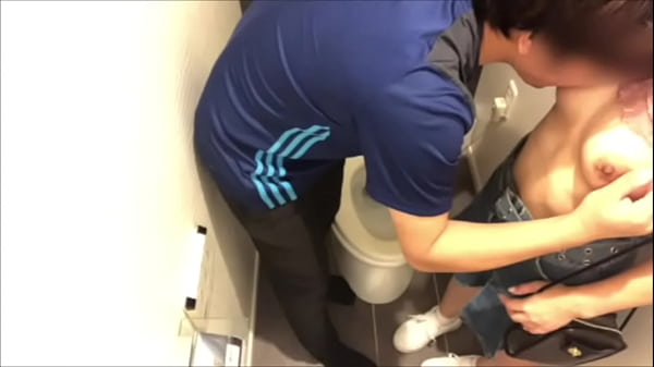 [Amateur] "Hey. My penis is erect." He can't hold back after seeing her big body, so he gets off the train and fucks her right away.
