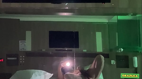 Acordei com tesão, bati uma punheta só pra não ...