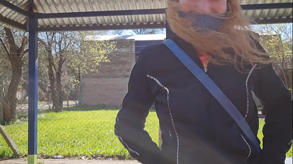 Une Jeune Fille Est Ramassée Dans La Rue Et Reçoit Une Proposition De Baise Sur Un Site Porno Bien Connu