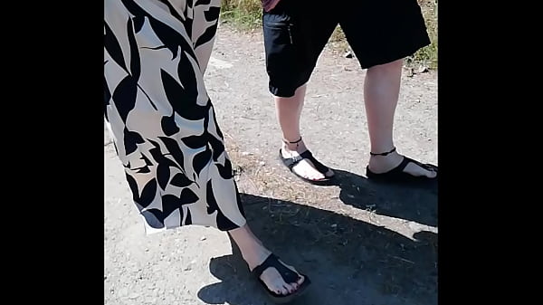 Spaziergang mit Nylonjunge in Birkenstocks