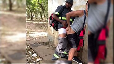Download Video - Trabalhador fode cara no parque e depois goza na boca dele