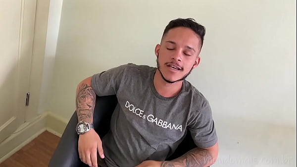Download Video - Novinho sedento por pica de neg&atilde;o est&aacute; no site e leva gozada na cara