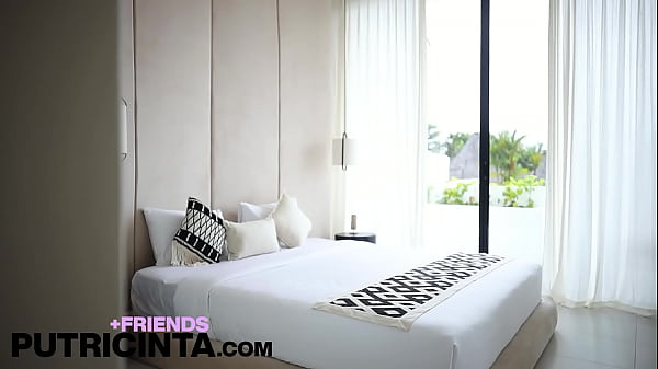 Download Video - Horny Slut Putri Cinta Reveals Her Tanned Wet Pussy