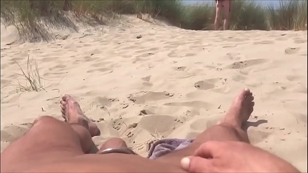 Se exibindo na praia enquanto as pessoas passam...