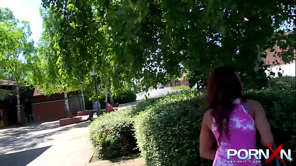Ebony nymphet Kiki Minaj pissing in public