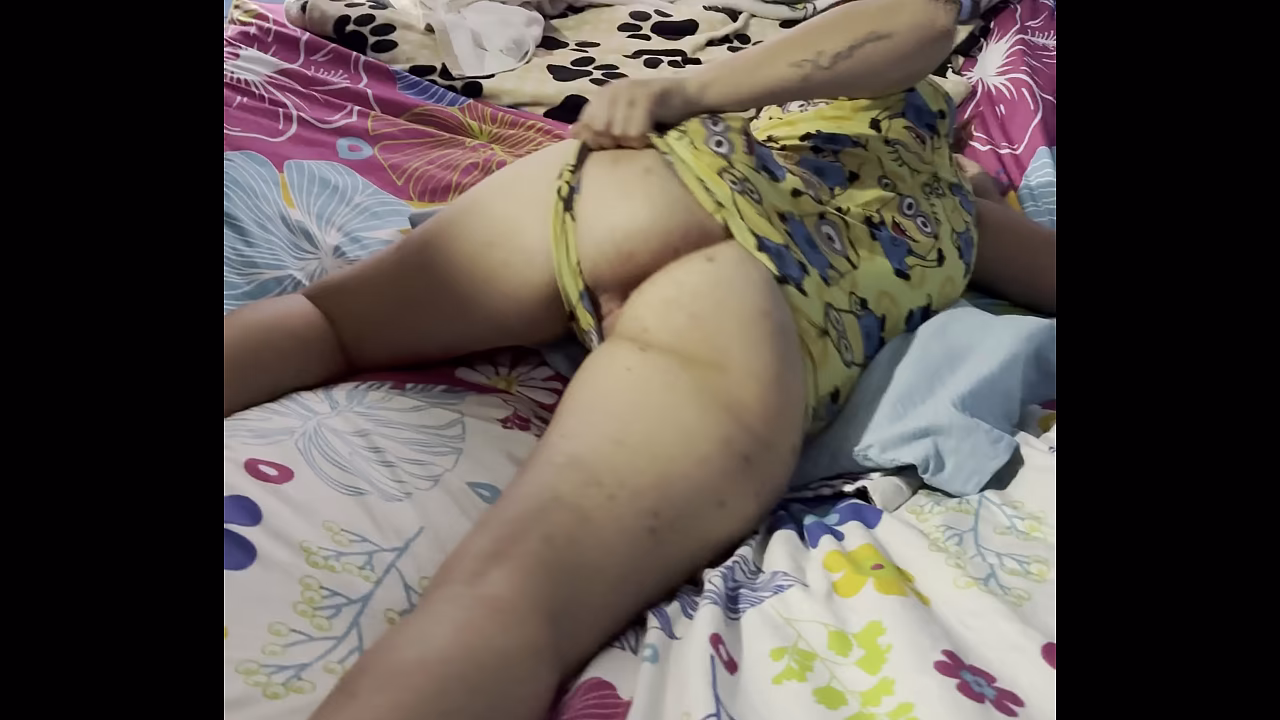 hermanasatra colombiana pillada masturbandose y frotando su co&ntilde_o con la almohada