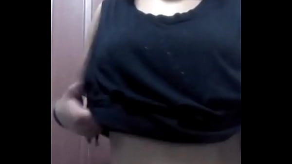 chica muestra la teta