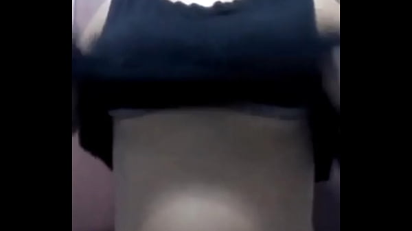 Chica muestra la teta