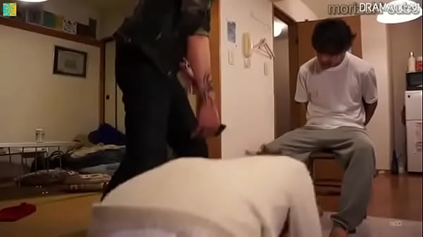 Kandúrba kötözve kukkolás