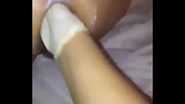 Download Video - A amiga aprendeu a fistar e enfiou a m&atilde;o toda dentro da loira arrombada