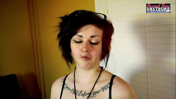 Marci Spreads Her Light Skin Legs & Lets That Guy To Vibe Her Cunt!
