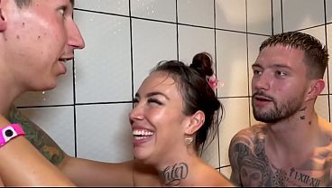 Download Video - PROFESORA CULONA LE DA UNA LECCI&Oacute;N DE SEXO A SUS DOS ALUMNOS- SOCA NUMA