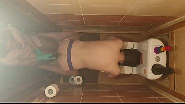 Orosz domináns nő pegginggel bünteti a szolgáját