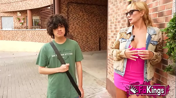 18 years old dude loses her virginity to SUPERMILF Victoria Vera!